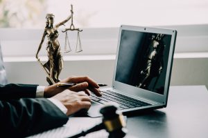 Hukuk Büroları Neden Web Tabanlı Otomasyon Sistemlerine Geçiyor?