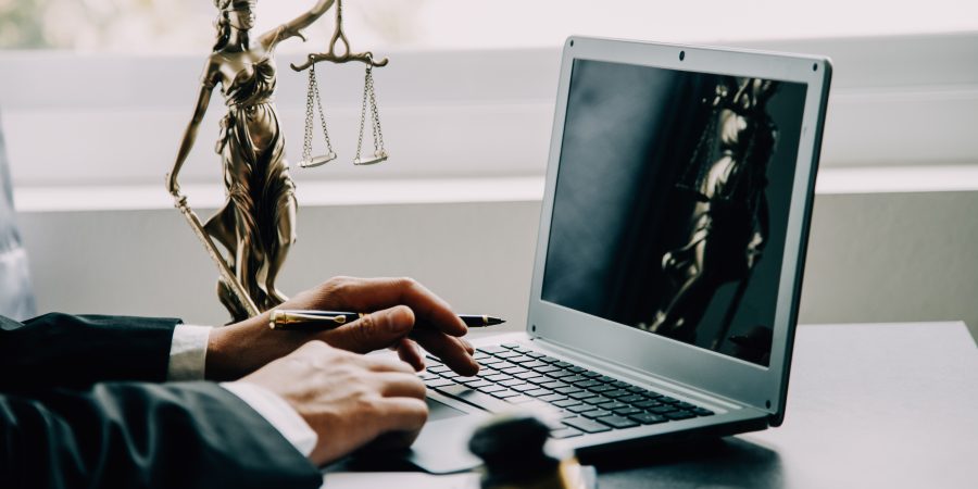 Hukuk Büroları Neden Web Tabanlı Otomasyon Sistemlerine Geçiyor?